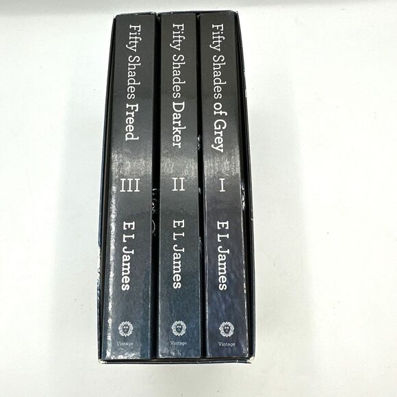 Fifty Shades Trilogy Set in Slipcover Fifty Shades of Grey,Fifty Shades Darker.. - Picture 3 of 7